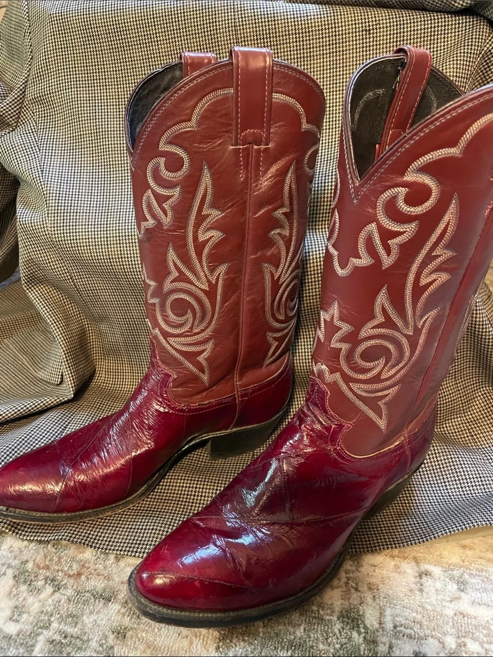 Men’s Eel Skin Burgundy Western Cowboy Boots - Classic Embroidered size 9 D